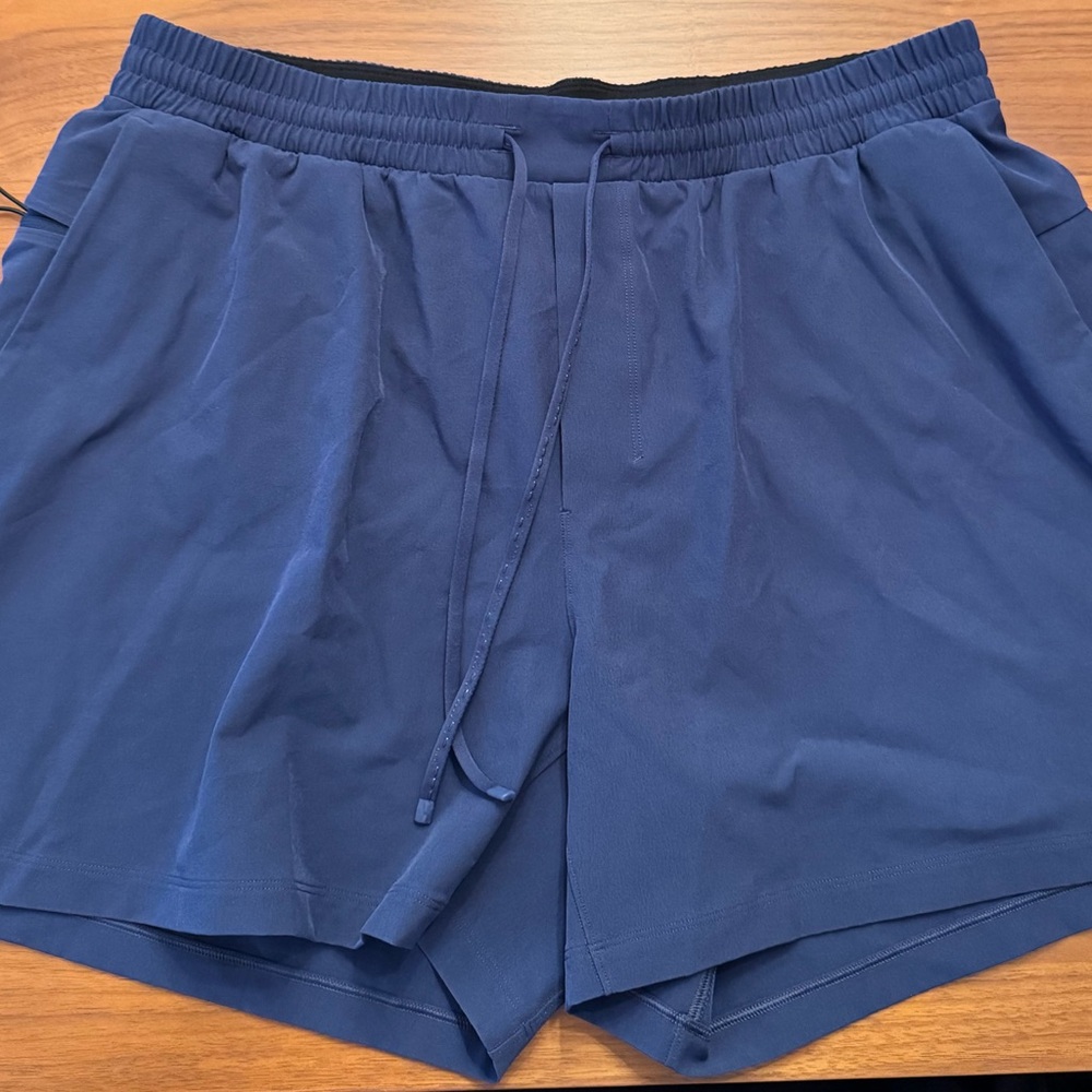 Lululemon Men Pool shorts, navy, Size XL 5” inseam